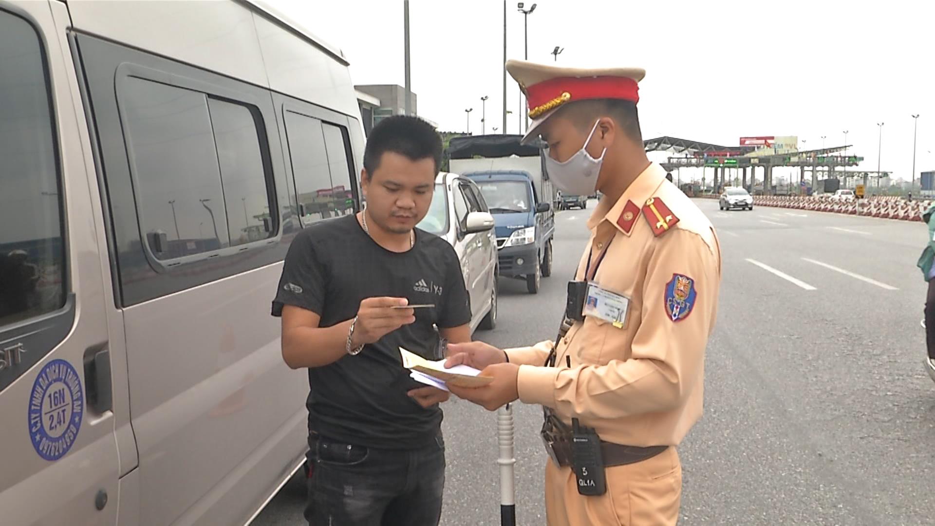 Xử phạt 674 trường hợp vi phạm trong 3 ngày đầu ra quân  tổng kiểm tra phương tiện cơ giới đường bộ