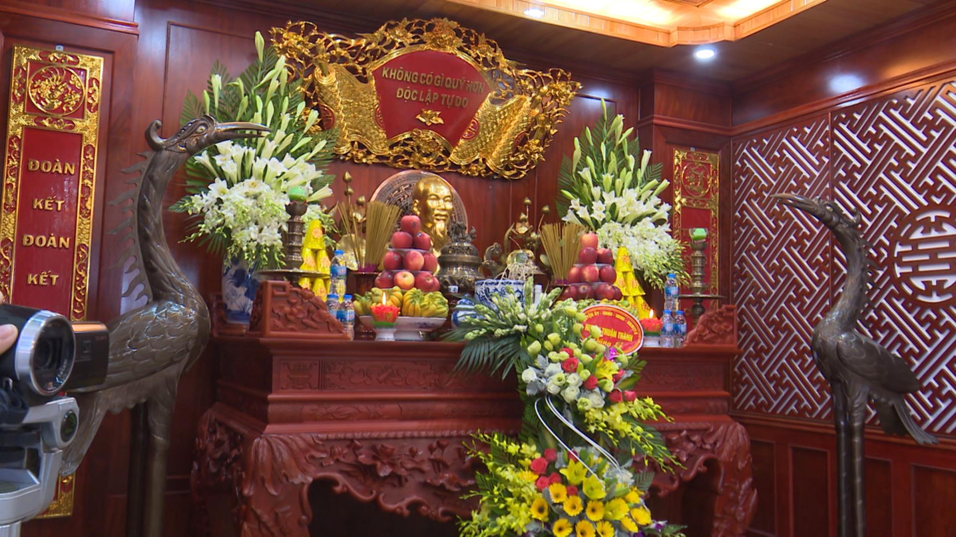 Thuận Thành dâng hương tại Nhà lưu niệm Bác Hồ nhân kỷ niệm 130 năm ngày sinh Chủ tịch Hồ Chí Minh