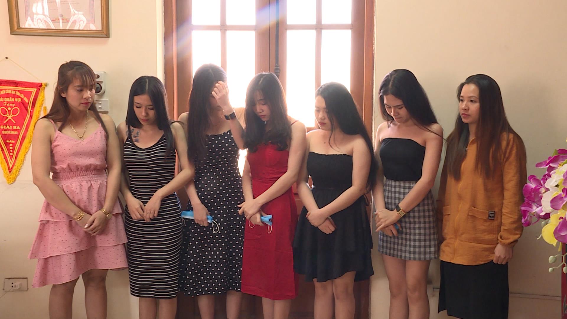 Bắt quả tang 20 thanh niên bay lắc và hành vi mua bán dâm
