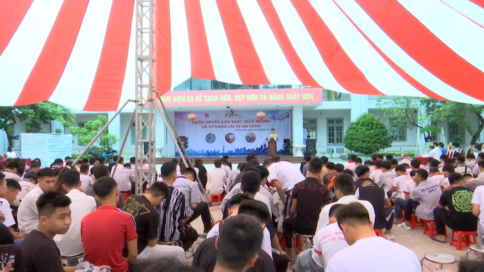 Tuyên truyền trật tự ATGT và kỹ năng lái xe an toàn cho học sinh