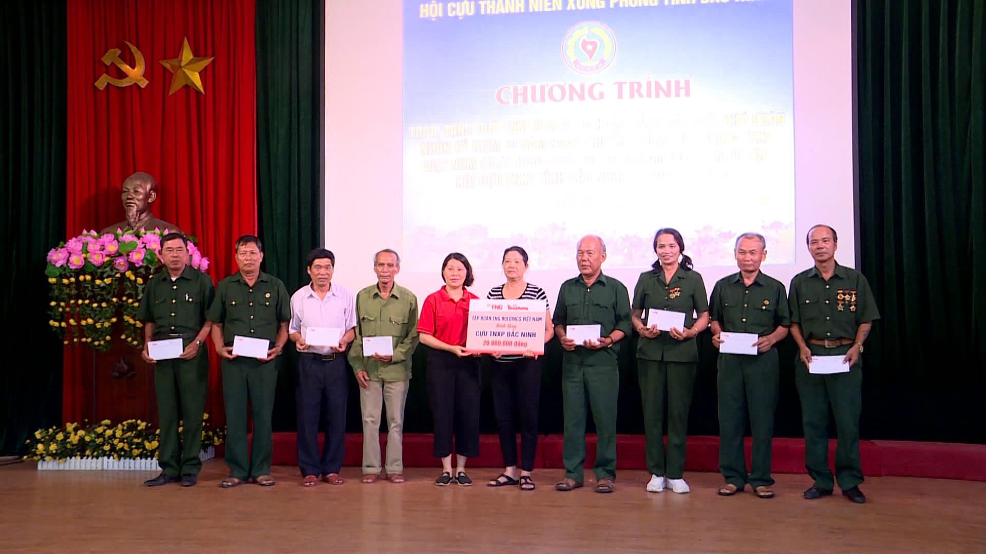 Tặng 60 suất quà cho hội viên Hội Cựu Thanh niên xung phong tỉnh  nhân kỷ niệm 70 năm ngày truyền thống