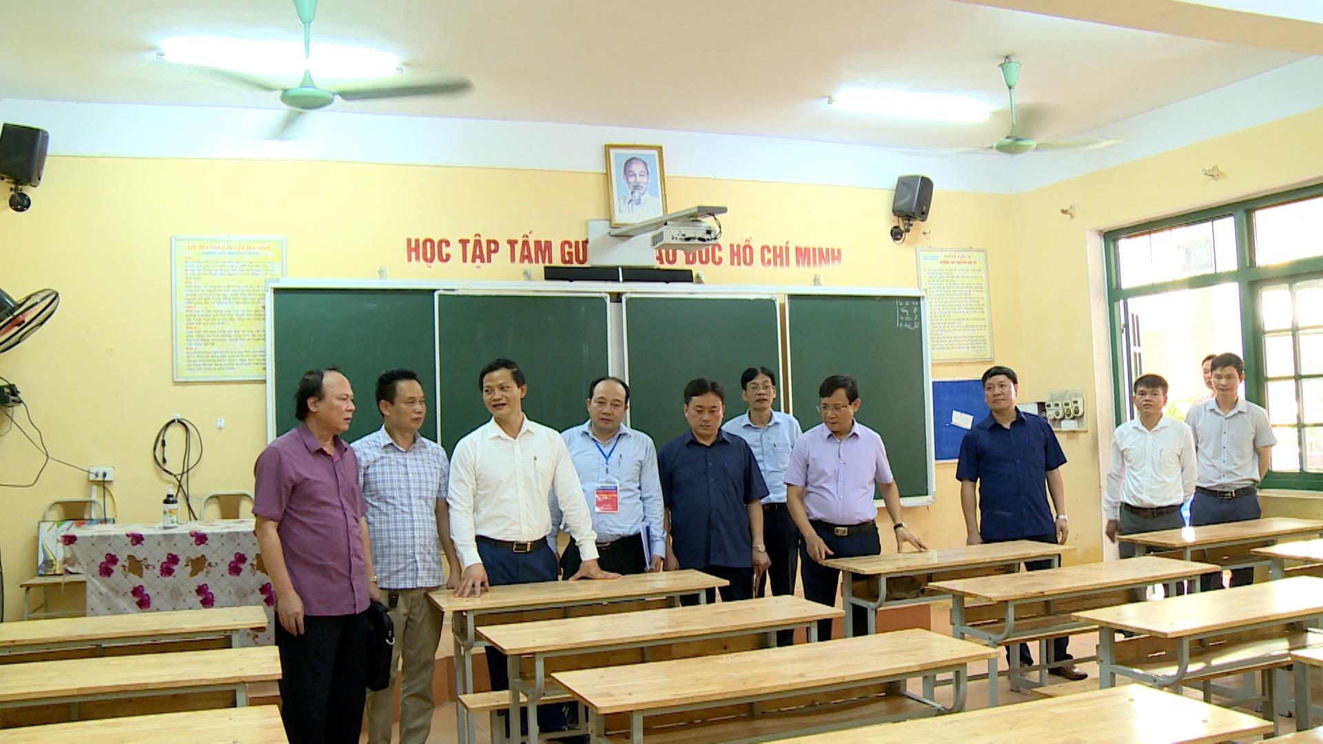 Đồng chí Vương Quốc Tuấn kiểm tra công tác chuẩn bị thi vào lớp 10