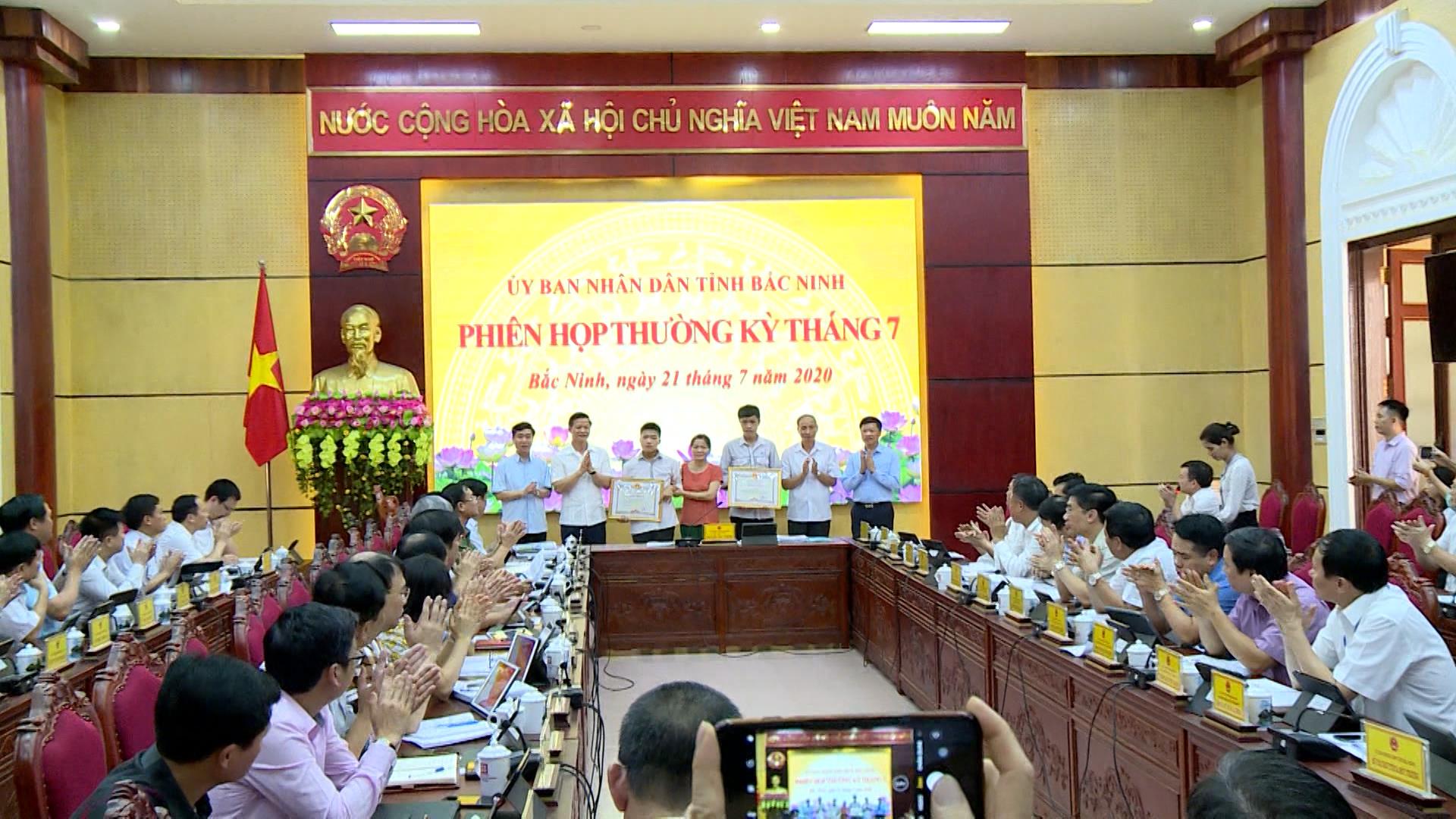 UBND tỉnh khen thưởng học sinh có thành tích xuất sắc