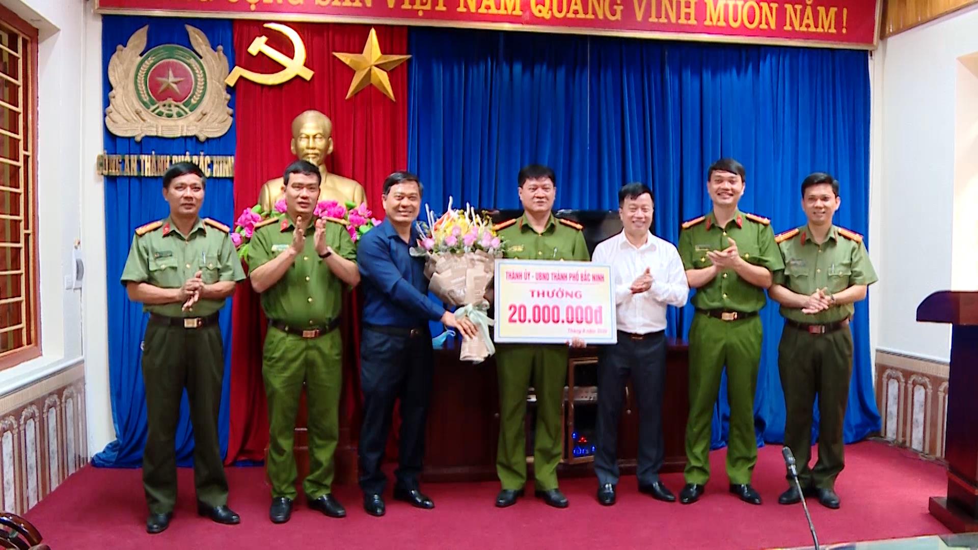 Khen thưởng Công an thành phố Bắc Ninh phát hiện 20 người Trung Quốc nhập cảnh trái phép