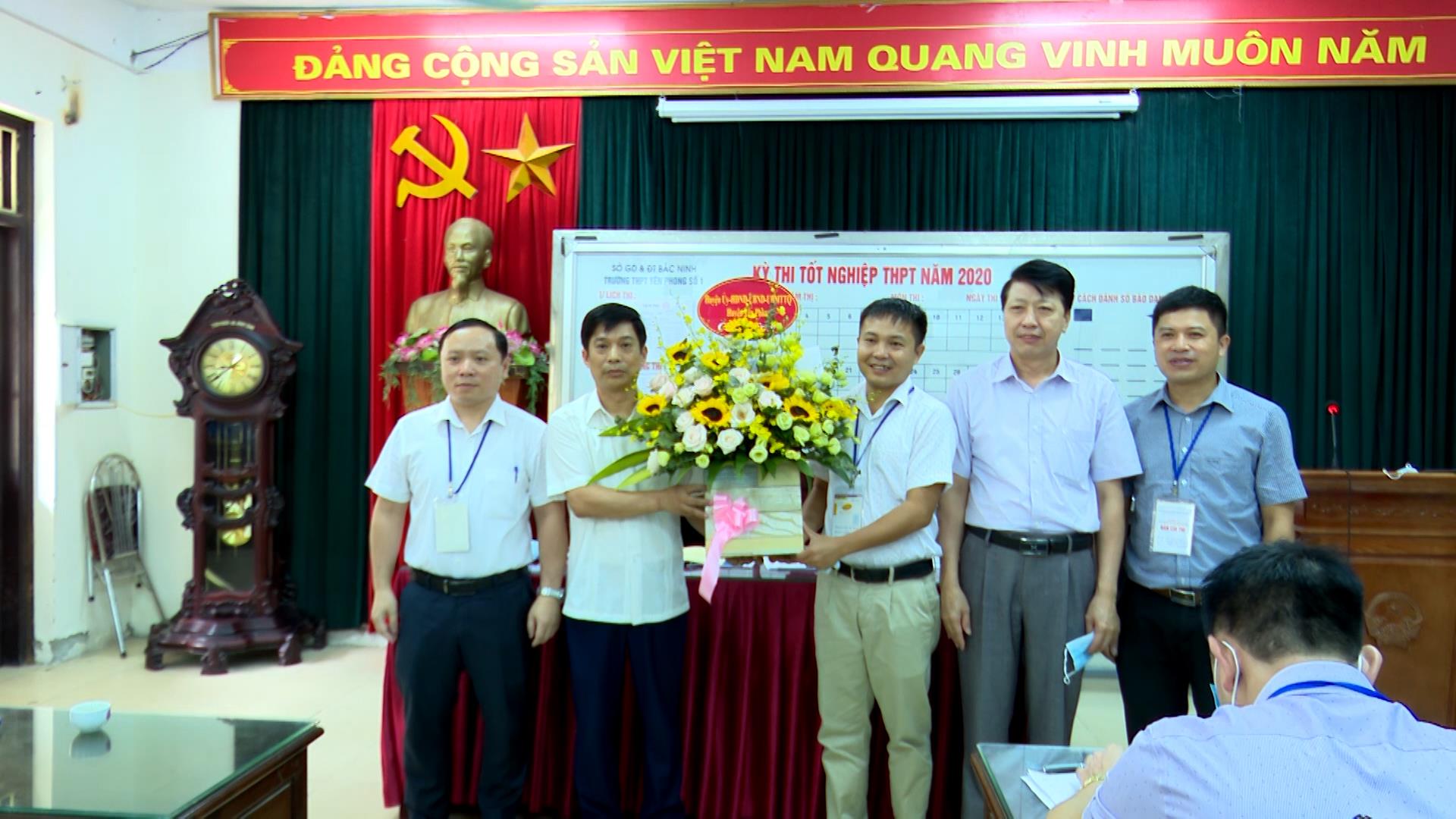 Lãnh đạo huyện Yên Phong kiểm tra, chúc mừng  các Hội đồng thi tốt nghiệp THPT trên địa bàn