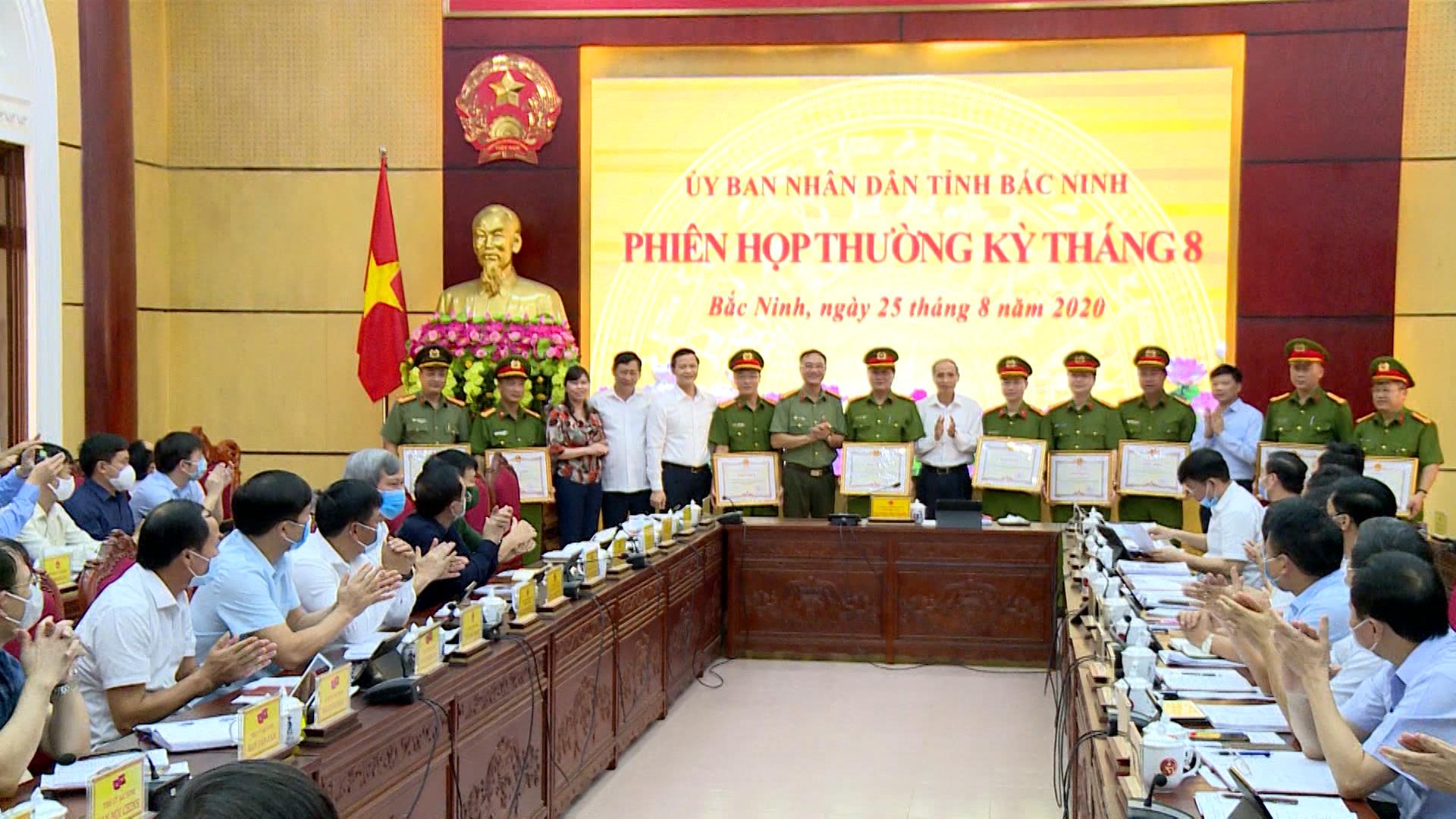 Khen thưởng điển hình trong phong trào bảo vệ an ninh tổ quốc.