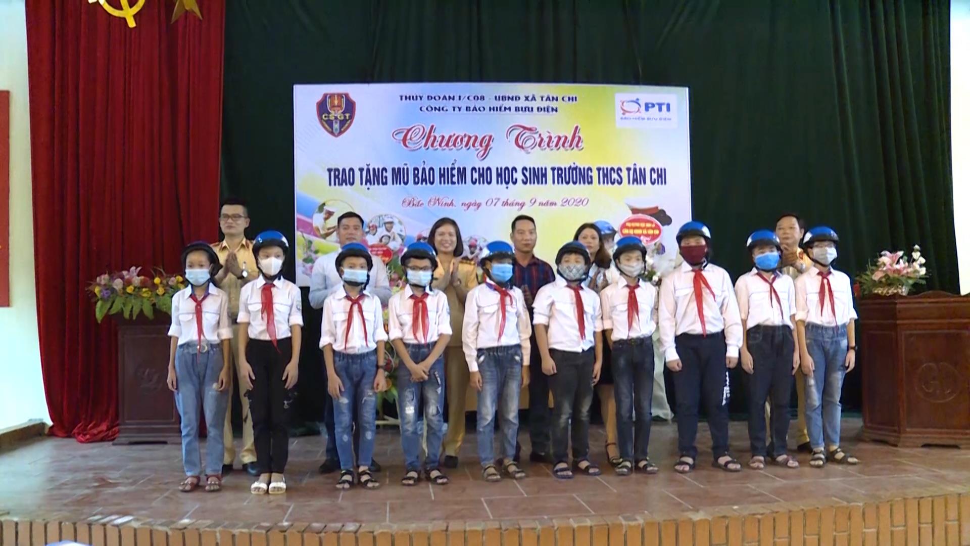 Tặng học sinh Trường THCS Tân Chi, Tiên Du 250 chiếc mũ bảo hiểm