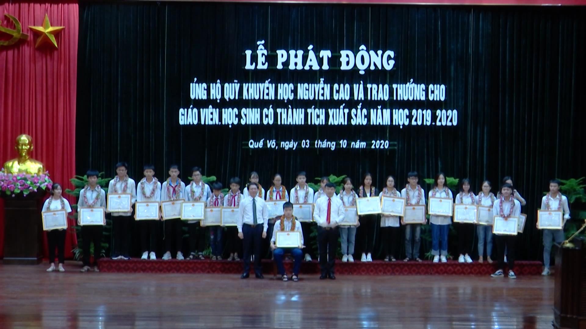 Quế Võ trao thưởng Quỹ Khuyến học, khuyến tài Nguyễn Cao