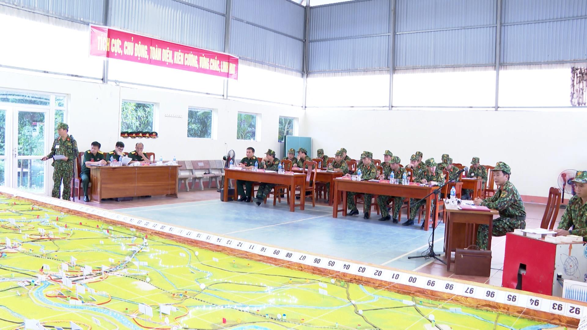 Bộ Chỉ huy Quân sự tỉnh luyện tập chỉ huy, tham mưu một bên hai cấp trên bản đồ cấp Quân khu