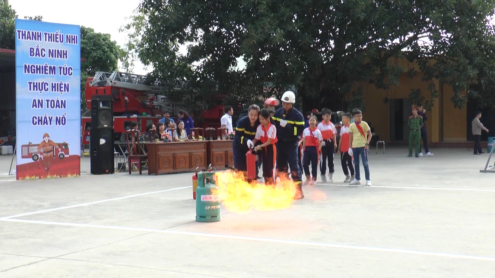 Hơn 400 học sinh được trải nghiệm “Một ngày làm lính cứu hỏa”