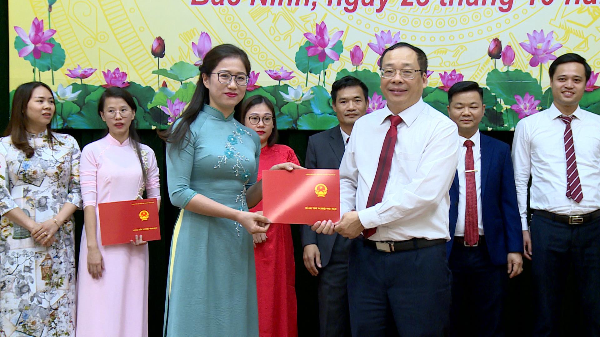 Bế giảng lớp Đại học vừa học vừa làm ngành Chính trị học K37B