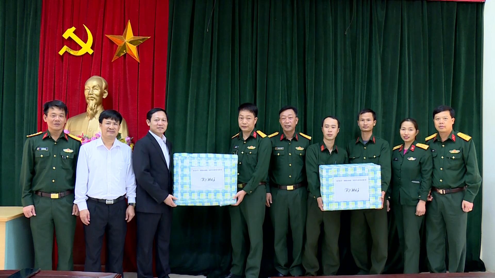 Các đồng chí lãnh đạo Quế Võ thăm tặng quà quân nhân dự bị tham gia huấn luyện tại Trung đoàn 833