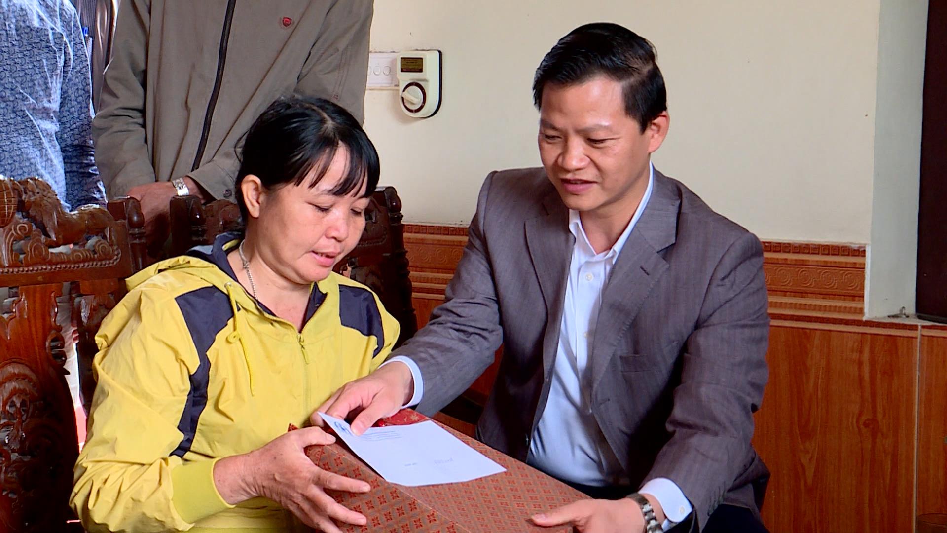 Phó Chủ tịch UBND tỉnh Vương Quốc Tuấn thăm các gia đình có nạn nhân tử vong vì tai nạn giao thông