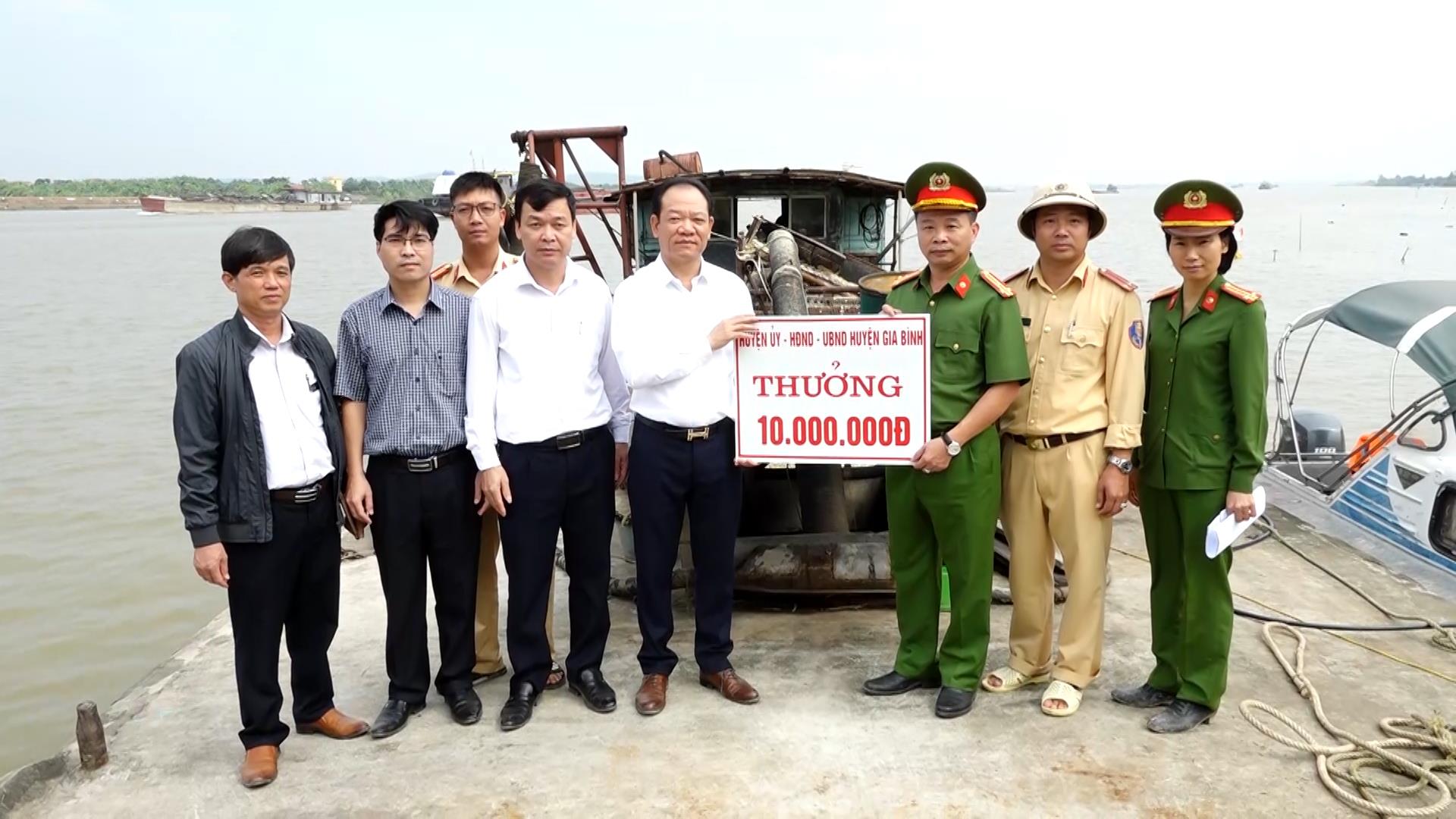                                 Gia Bình bắt giữ 1 tàu hút cát trái phép