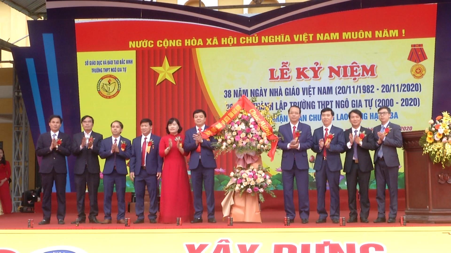 Phó Bí thư Thường trực Tỉnh uỷ, Chủ tịch HĐND tỉnh dự lễ kỷ niệm 20 năm thành lập trường THPT Ngô Gia Tự, thị xã Từ Sơn
