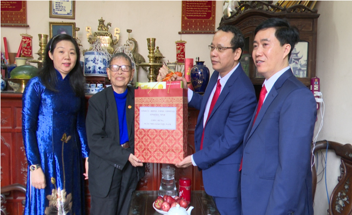Phó Bí thư Thường trực Tỉnh ủy Nguyễn Quốc Chung chúc mừng Nhà giáo Nhân dân, Anh hùng Lao động Nguyễn Đức Thìn