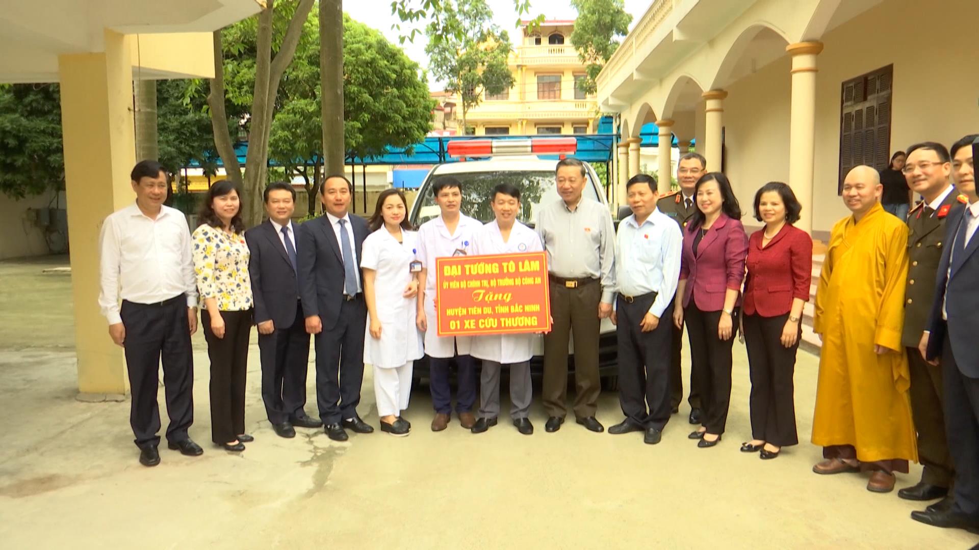 Bộ trưởng Bộ Công an tặng xe cứu thương cho Trung tâm Y tế huyện Tiên Du
