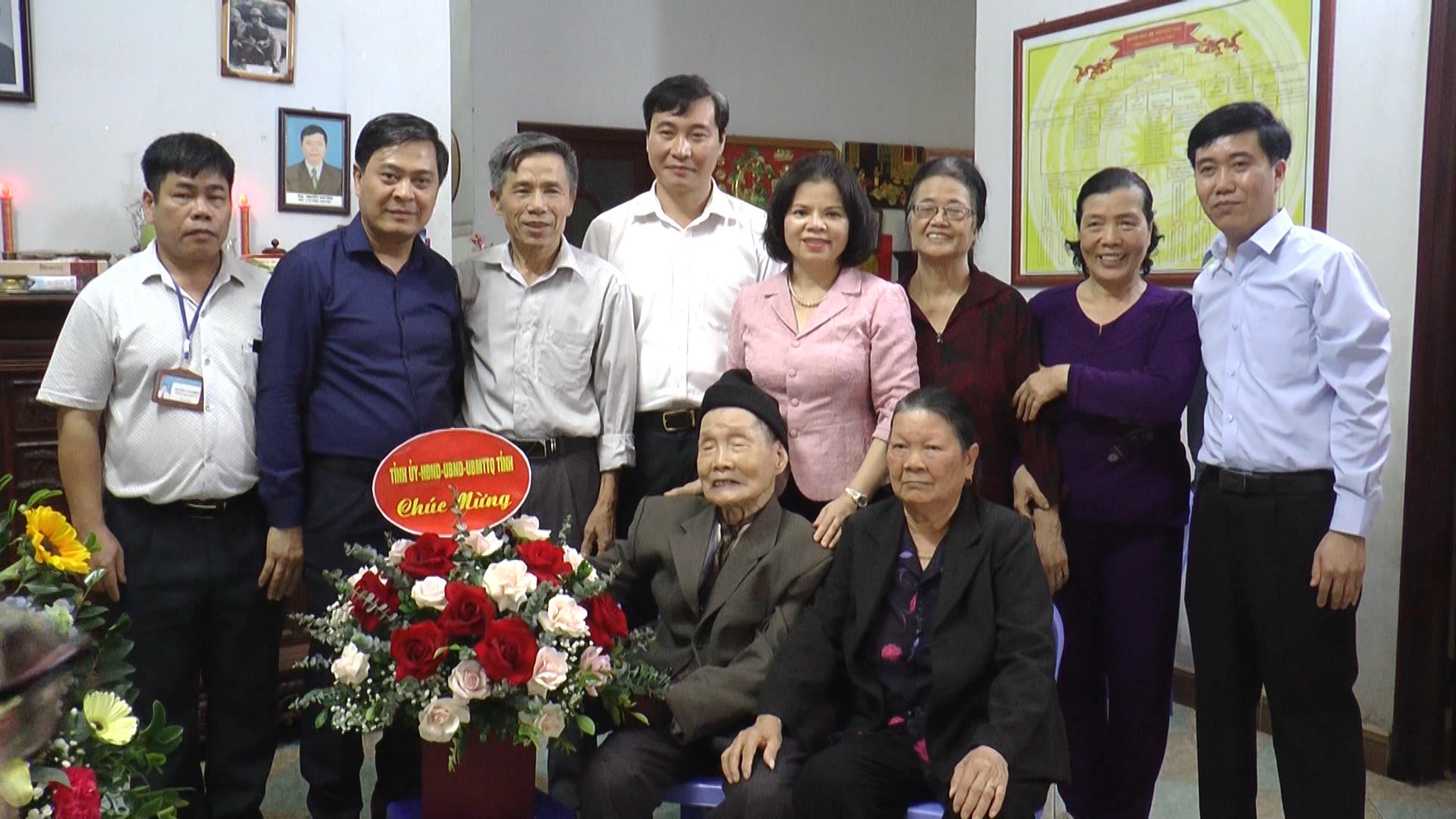 Chủ tịch UBND tỉnh Nguyễn Hương Giang thăm, chúc mừng  nhà giáo cao tuổi nhân ngày 20/11