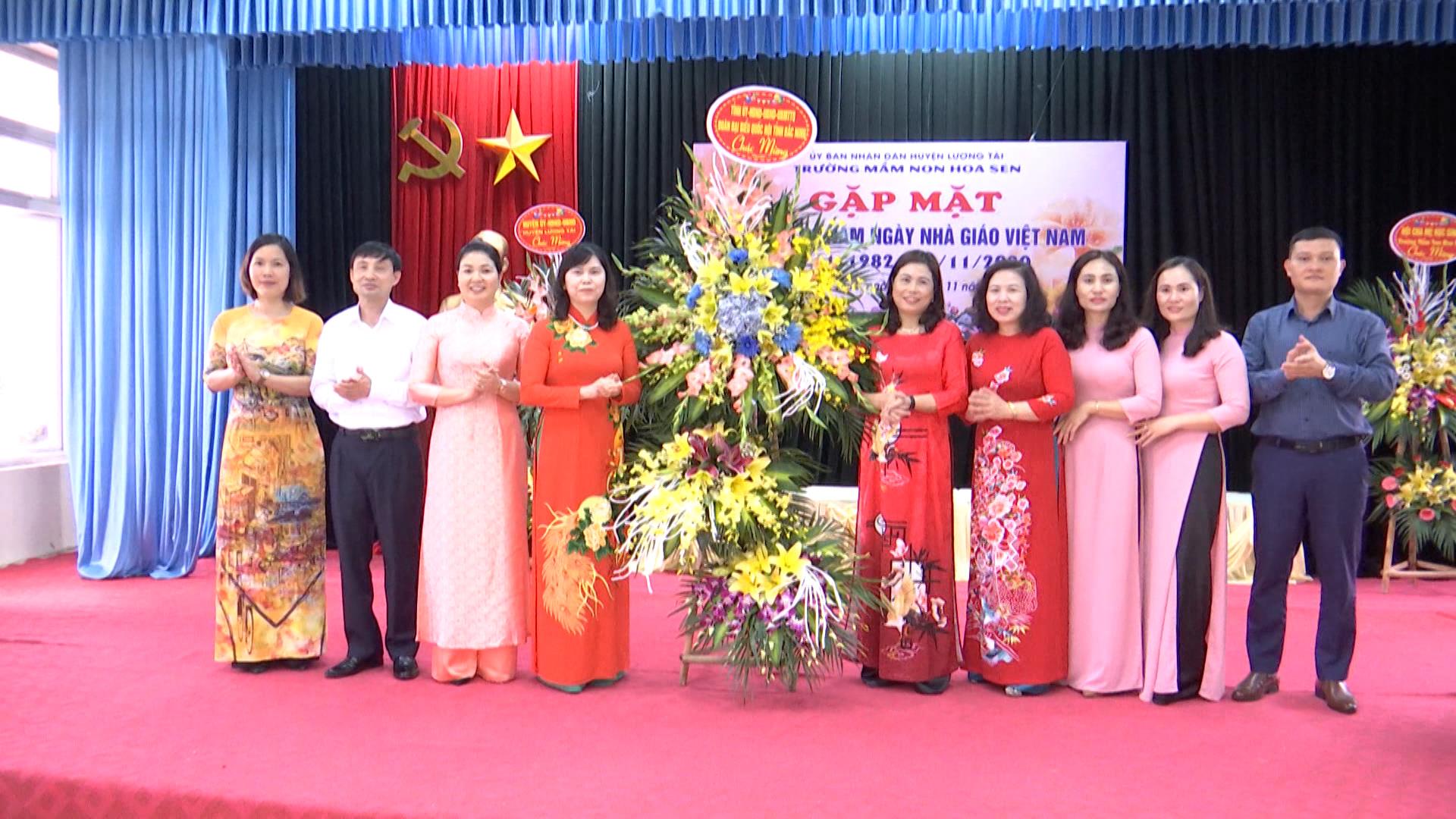 Phó Trưởng Đoàn đại biểu Quốc hội tỉnh chúc mừng  Ngày Nhà giáo Việt Nam tại huyện Lương Tài