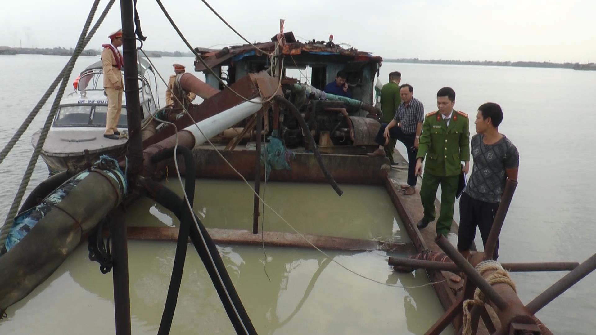 Bắt giữ tàu khai thác cát trái phép trên sông Đuống