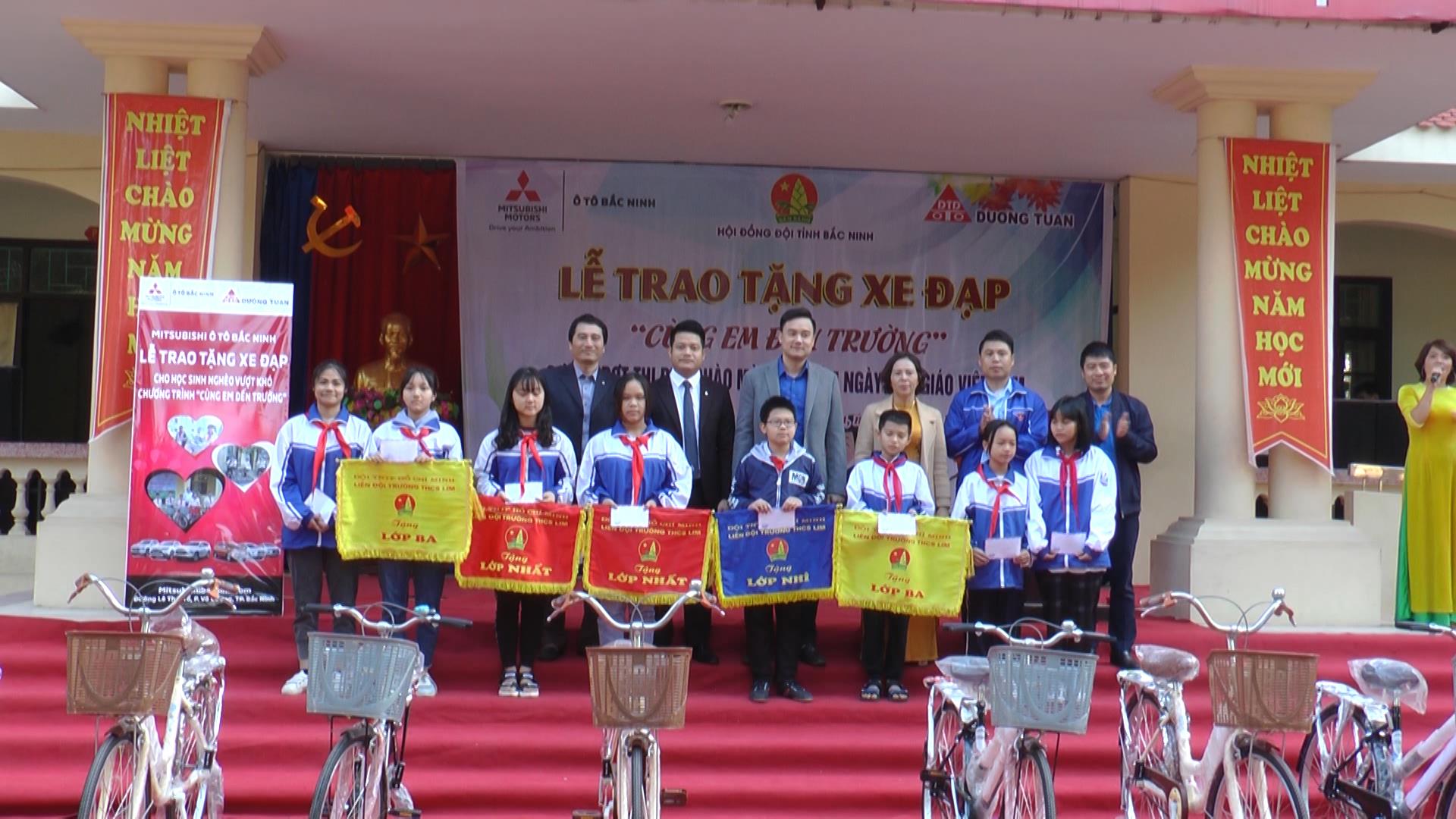 Tiếp sức cho học sinh đến trường