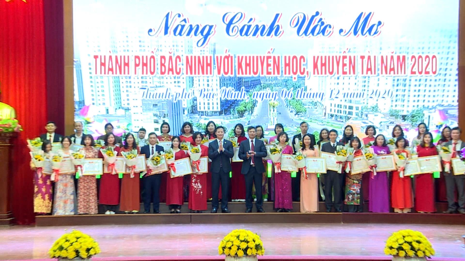 Trao thưởng Quỹ Khuyến học, khuyến tài Hoàng Quốc Việt