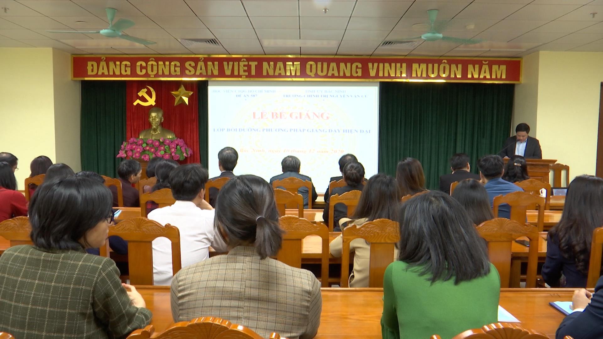 Bế giảng lớp bồi dưỡng phương pháp giảng dạy hiện đại