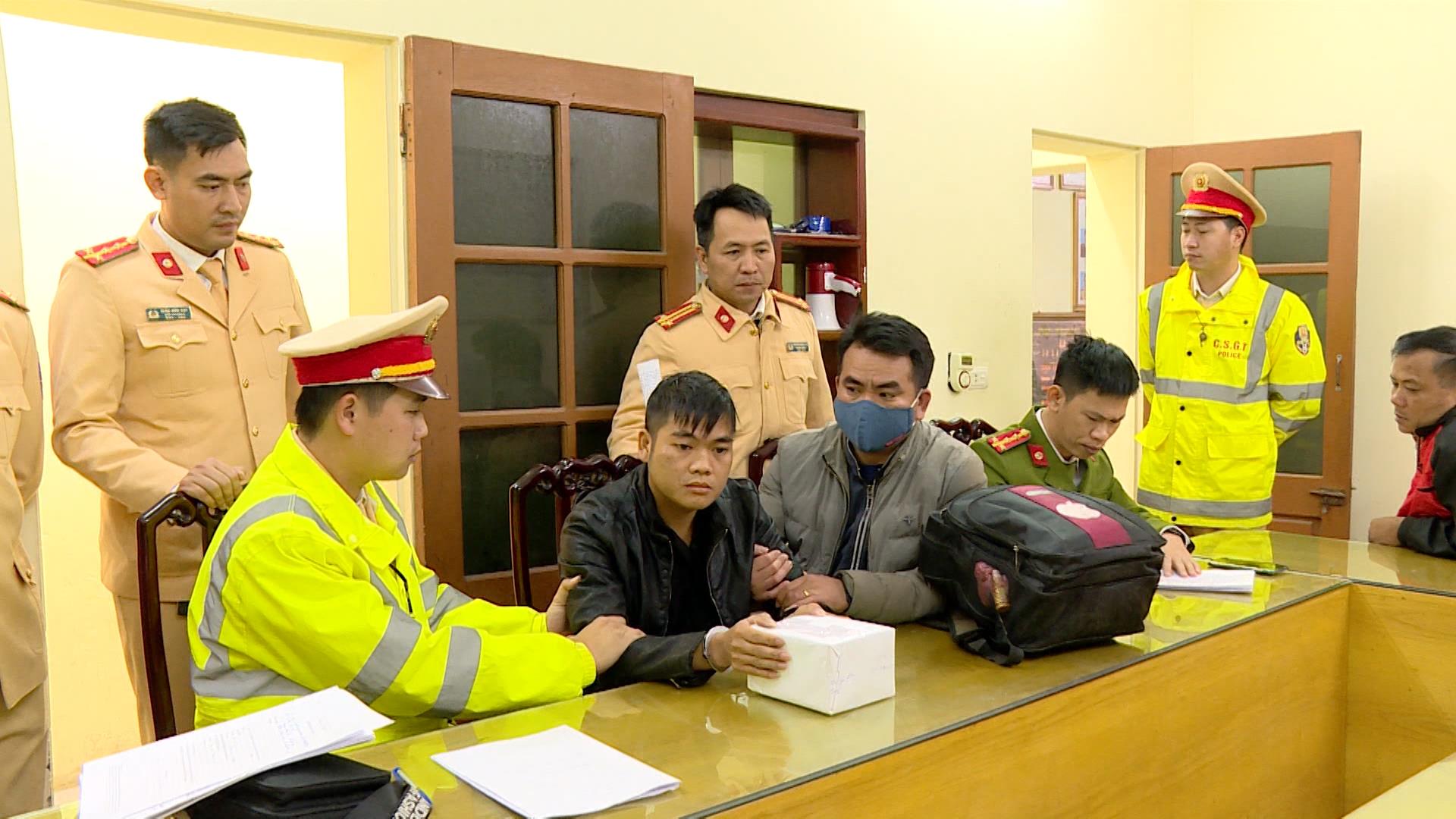 Bắt giữ đối tượng vận chuyển 4 bánh nghi là Heroin
