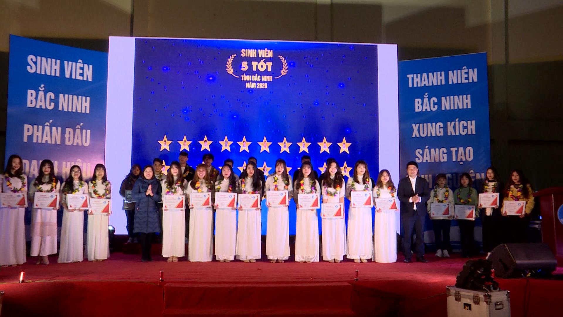 Tuyên dương “Sinh viên 5 tốt” và “Học sinh 3 rèn luyện”