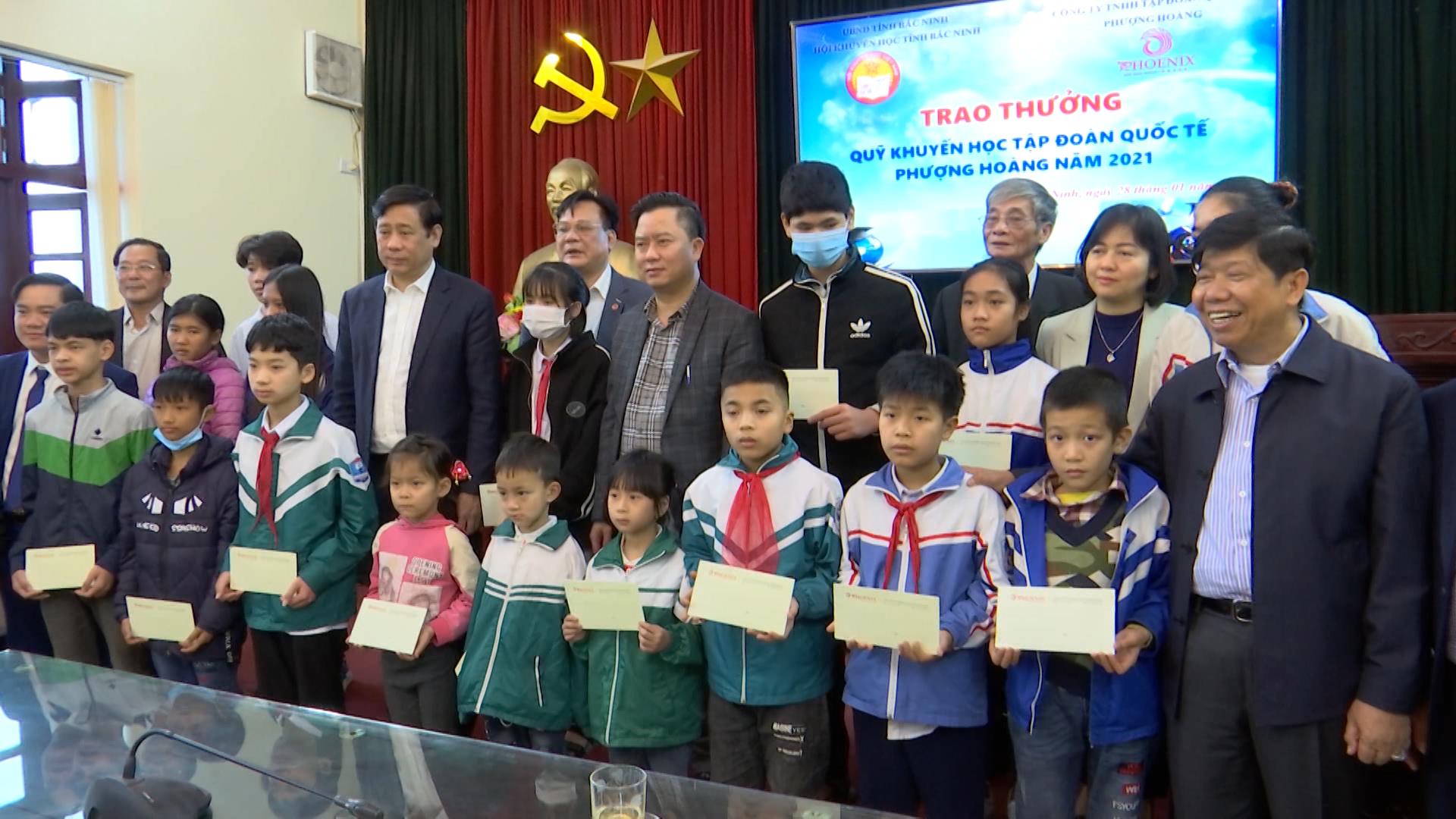 Trao thưởng cho học sinh, giáo viên có hoàn cảnh đặc biệt khó khăn