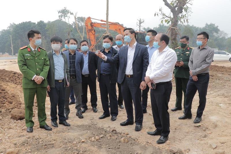 Đồng chí Vương Quốc Tuấn kiểm tra công tác  phòng, chống dịch COVID- 19 tại thị xã Từ Sơn