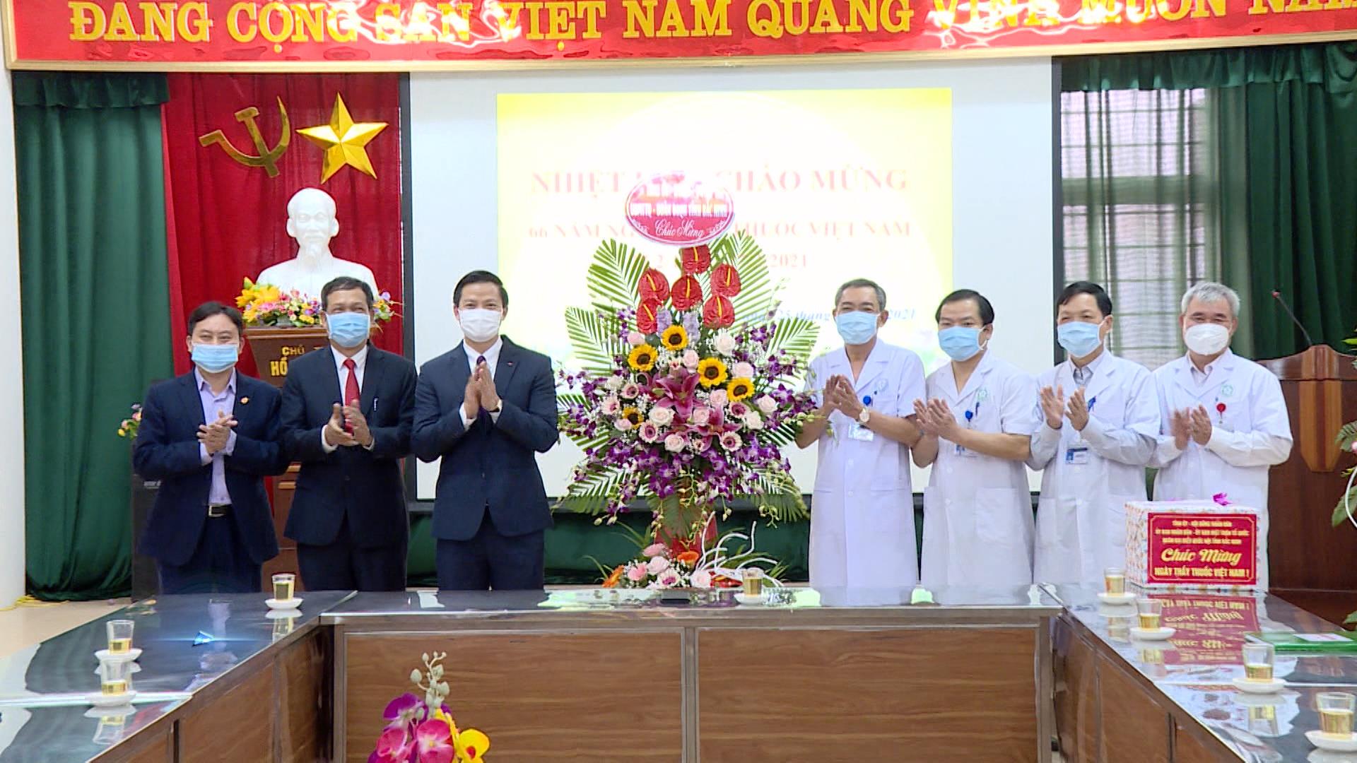 Đồng chí Vương Quốc Tuấn thăm động viên Trung tâm Y tế Lương Tài