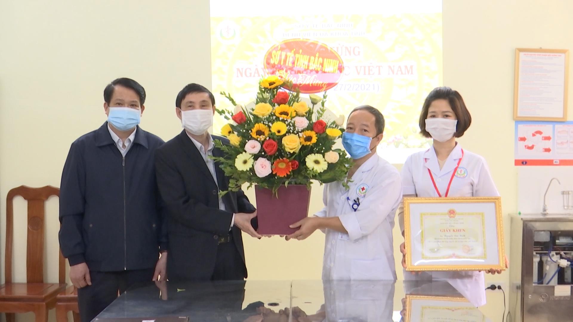 Sở Y tế khen thưởng đột xuất 6 viên chức Khoa Truyền nhiễm,  Bệnh viện Đa khoa Bắc Ninh