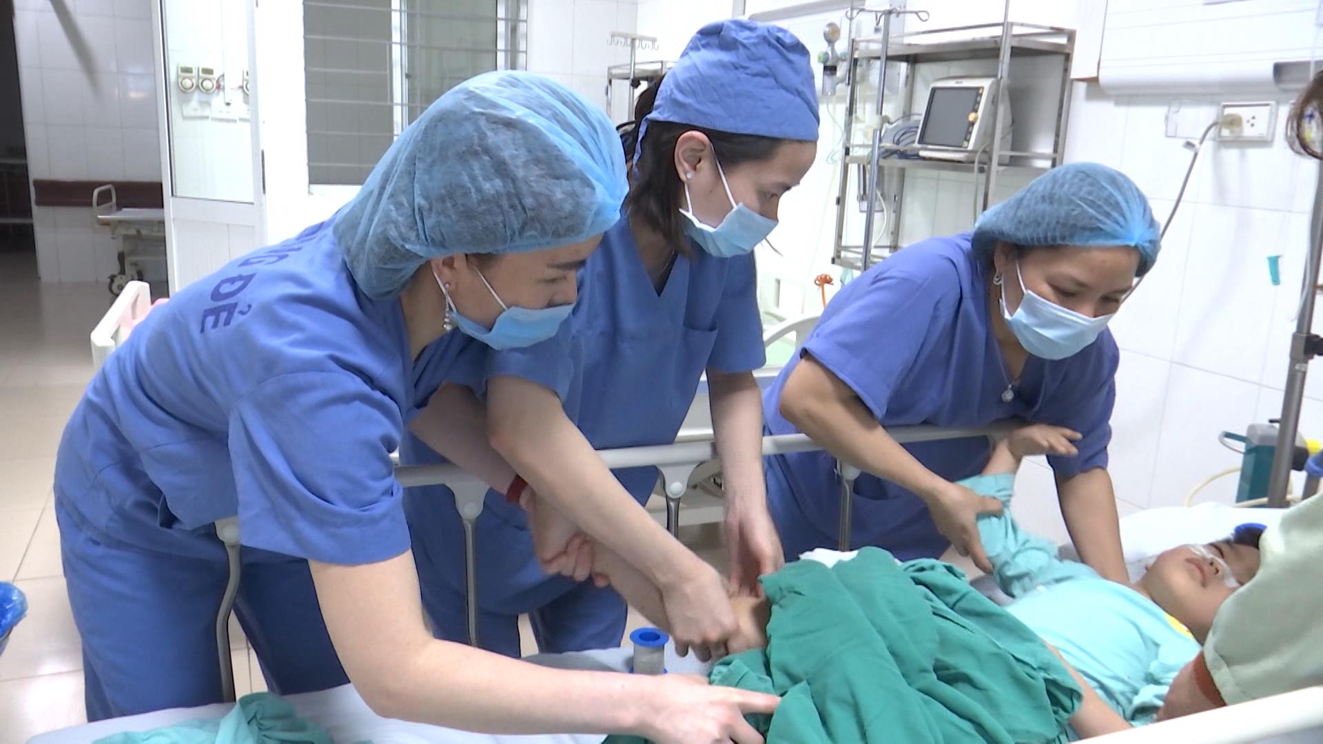Bệnh viện Sản Nhi Bắc Ninh phẫu thuật thành công lấy 10 viên nam châm ra khỏi ổ bụng bé trai 4 tuổi 