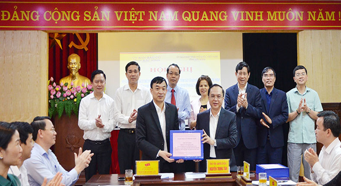Bàn giao hồ sơ những người ứng cử đại biểu Quốc hội khóa XV  và đại biểu HĐND tỉnh, nhiệm kỳ 2021 - 2026