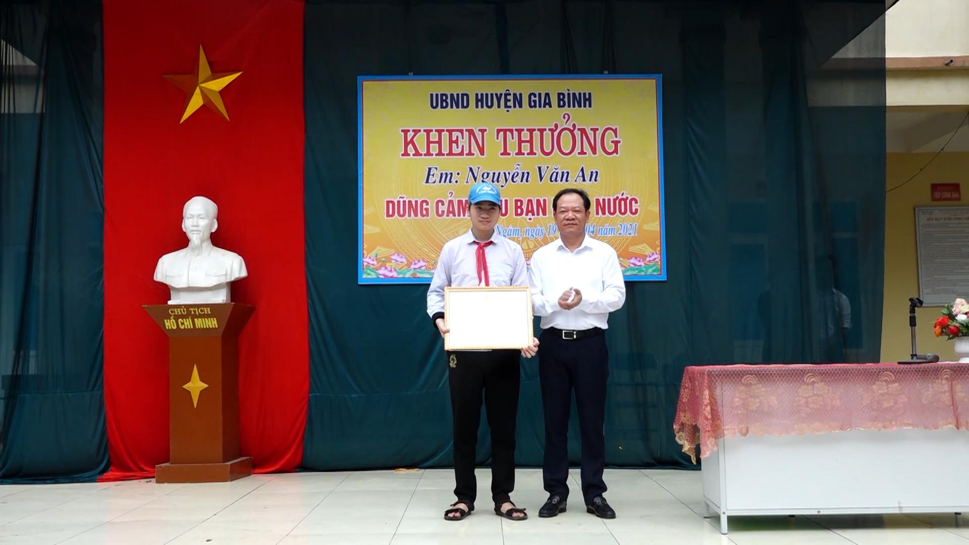 Tặng Giấy khen học sinh dũng cảm cứu bạn bị đuối nước           