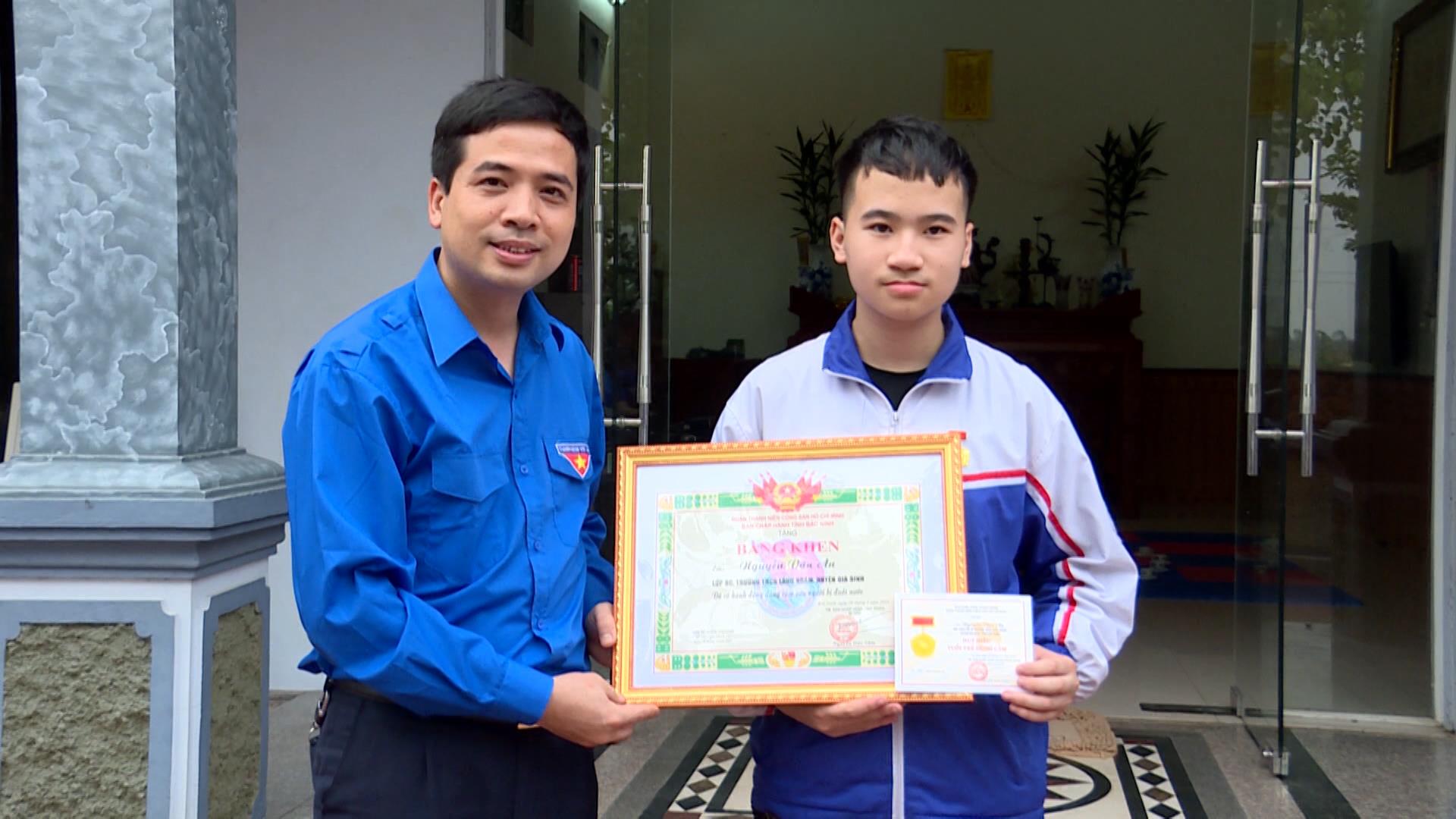 Trao tặng Huy hiệu “Tuổi trẻ dũng cảm” cho học sinh cứu người đuối nước