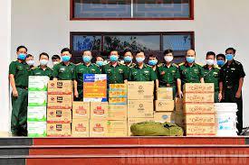 Tặng quà lực lượng tuyến đầu phòng dịch tại huyện Thuận Thành