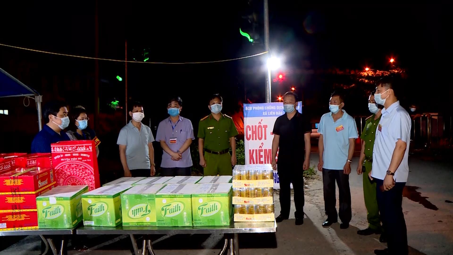 Lãnh đạo huyện Tiên Du thăm, tặng quà các lực lượng tại chốt chặn kiểm dịch Covid-19 tại xã Hiên Vân và Liên Bão