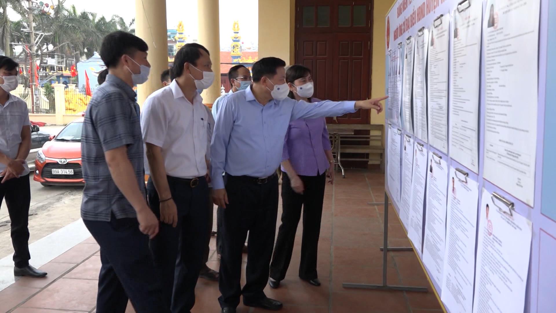 Trưởng đoàn Đại biểu Quốc hội tỉnh kiểm tra công tác bầu cử và phòng chống dịch tại huyện Tiên Du