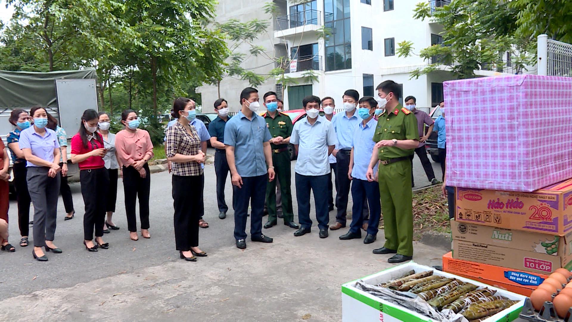 Đồng chí Vương Quốc Tuấn thăm, động viên cán bộ, chiến sỹ làm nhiệm vụ trong khu cách ly tập trung huyện Yên Phong