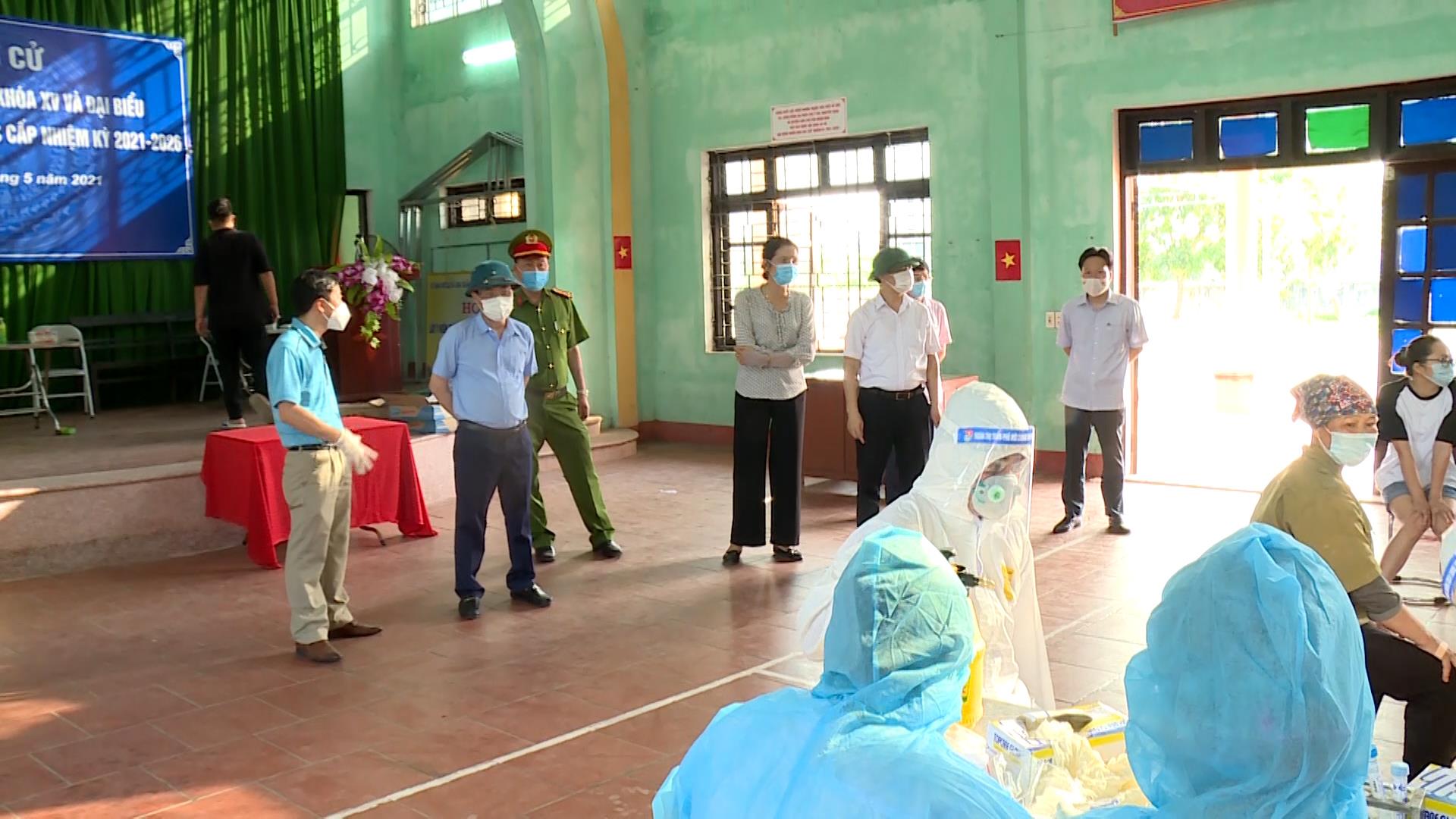 Đồng chí Phùng Đức Chiến thăm và tặng quà chốt kiểm soát dịch Covid-19