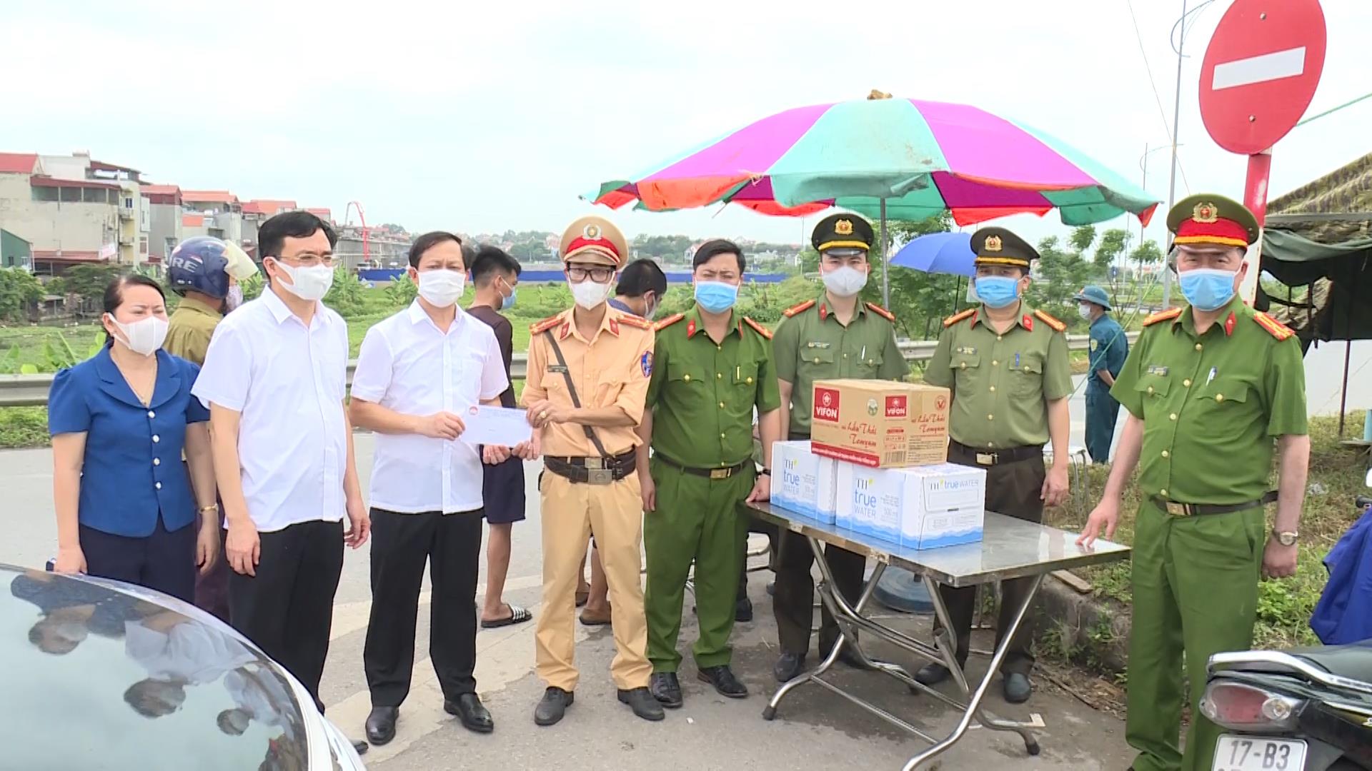 Huyện Quế Võ  kiểm tra, tặng quà chốt kiểm soát phòng, chống dịch 