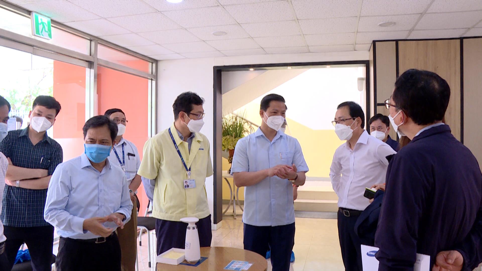 Đồng chí Vương Quốc Tuấn kiểm tra phòng chống dịch tại Yên Phong
