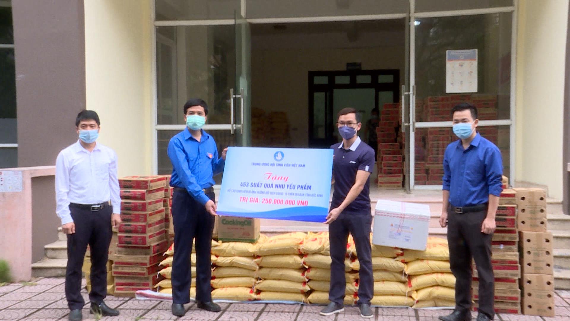 T.Ư Hội Sinh viên Việt Nam và Hội Đồng đội tặng quà cho sinh viên, trẻ em  Bắc Ninh bị ảnh hưởng bởi dịch Covid-19
