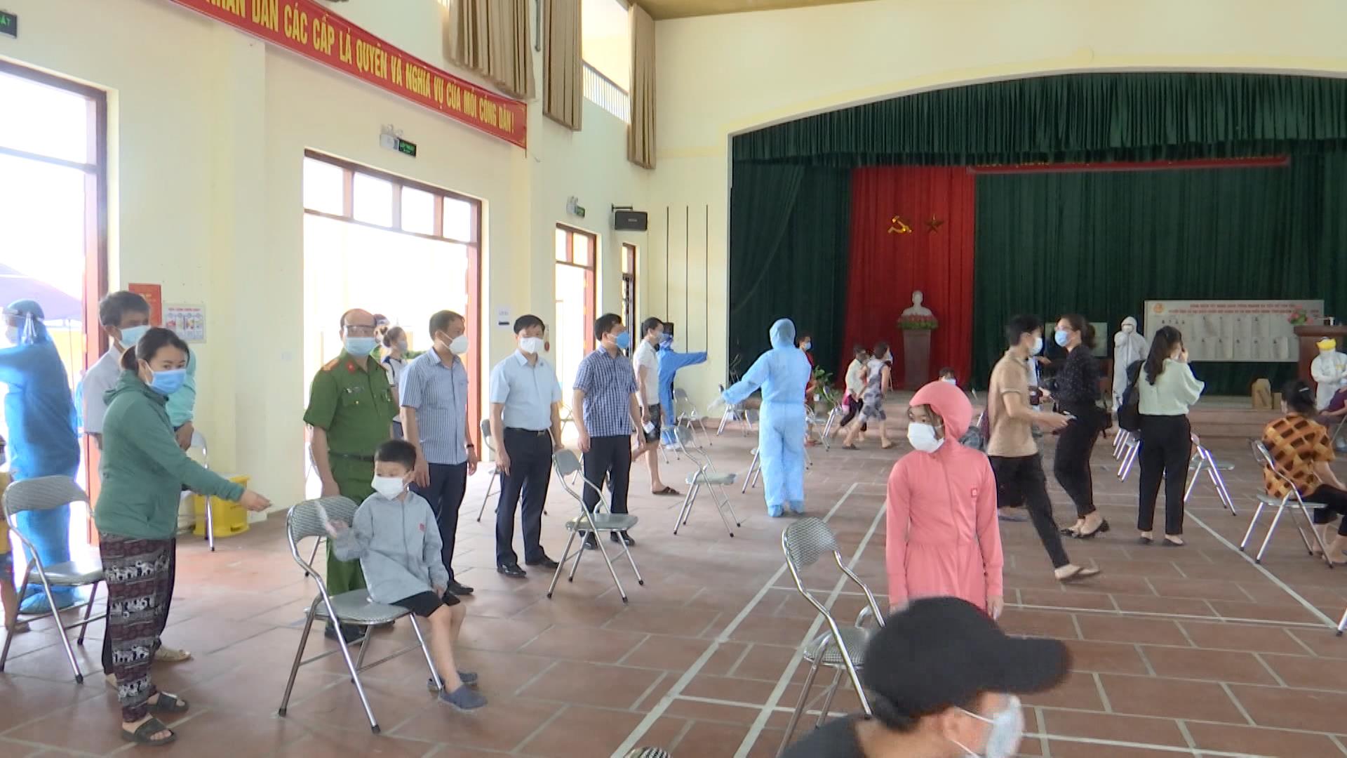 Đồng chí Đào Quang Khải kiểm tra xét nghiệm tại Thuận Thành