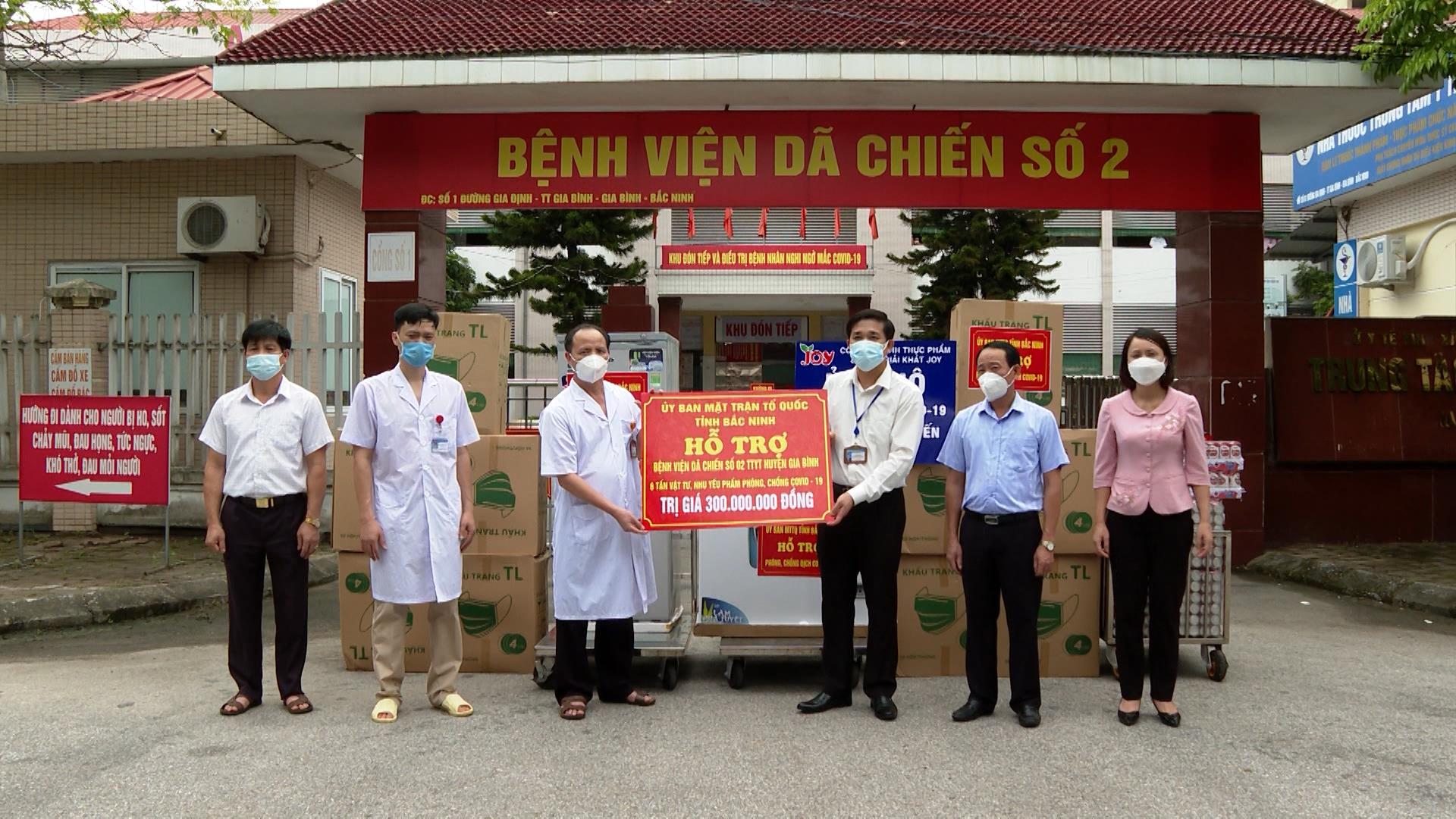Ủy ban MTTQ tỉnh tặng quà tại Bệnh viện dã chiến số 2, huyện Gia Bình