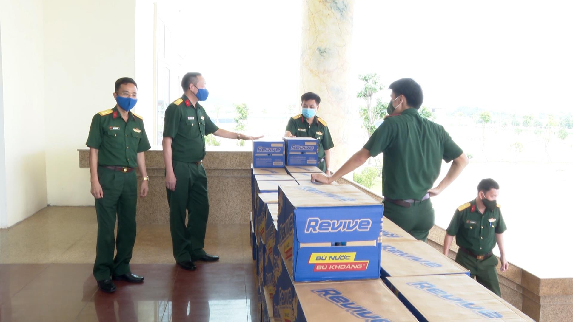 Đoàn công tác Ban Thanh niên Quân đội tặng trang thiết bị, vật tư y tế phòng chống dịch Covid-19 tại Bộ Chỉ huy Quân sự tỉnh