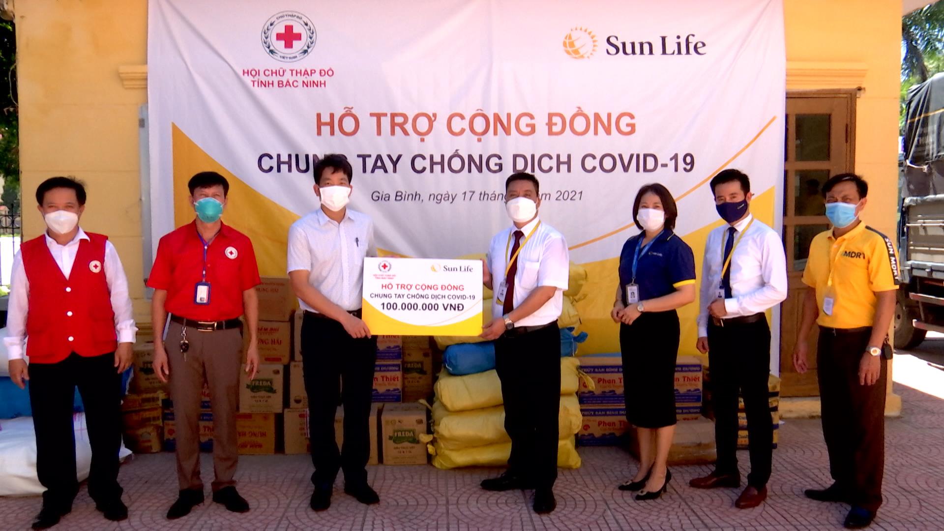 Hội Chữ thập đỏ tỉnh tặng quà hộ gia đình bị ảnh hưởng dịch Covid-19