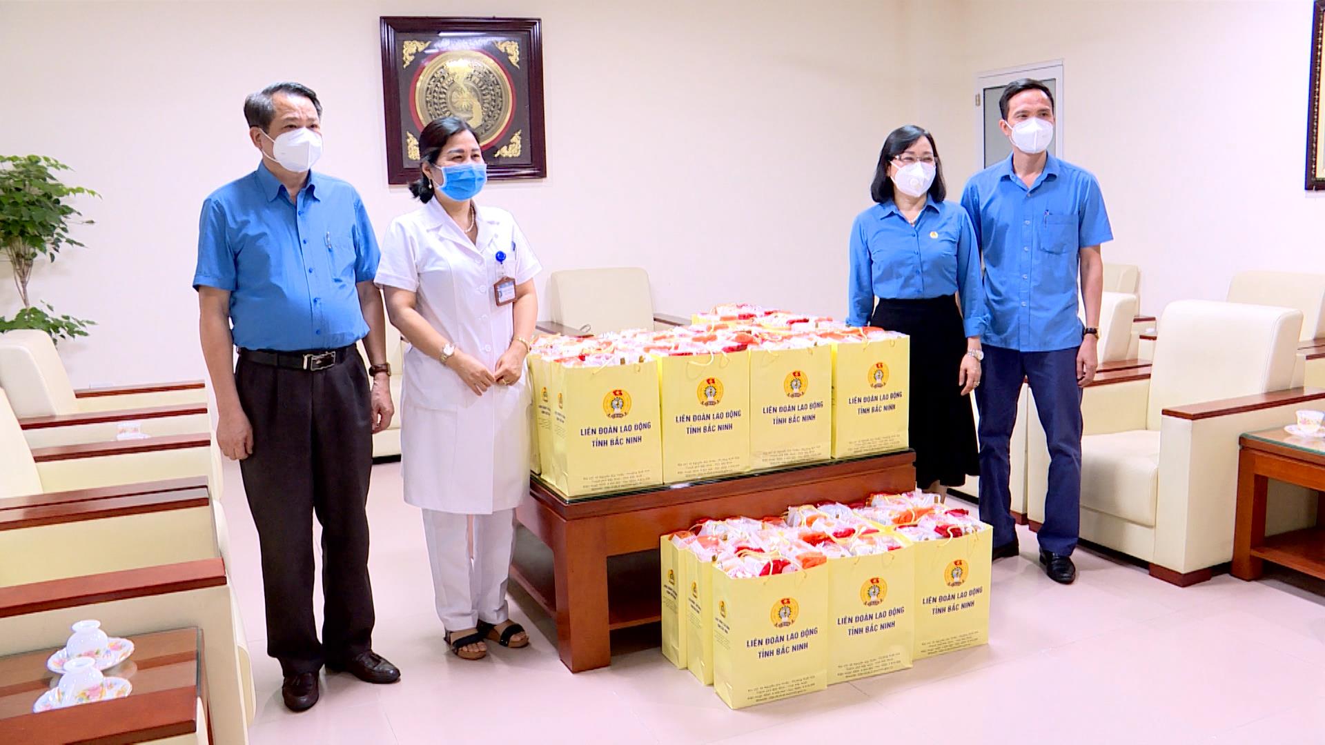 Liên đoàn Lao động tỉnh tặng quà Bệnh viện Sản – Nhi và Trung tâm Kiểm soát bệnh tật tỉnh